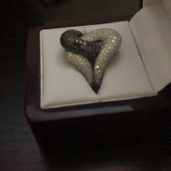 18 k white gold , hand designed with 2 k of white Diamonds and black diamonds - Picture 2 of 4